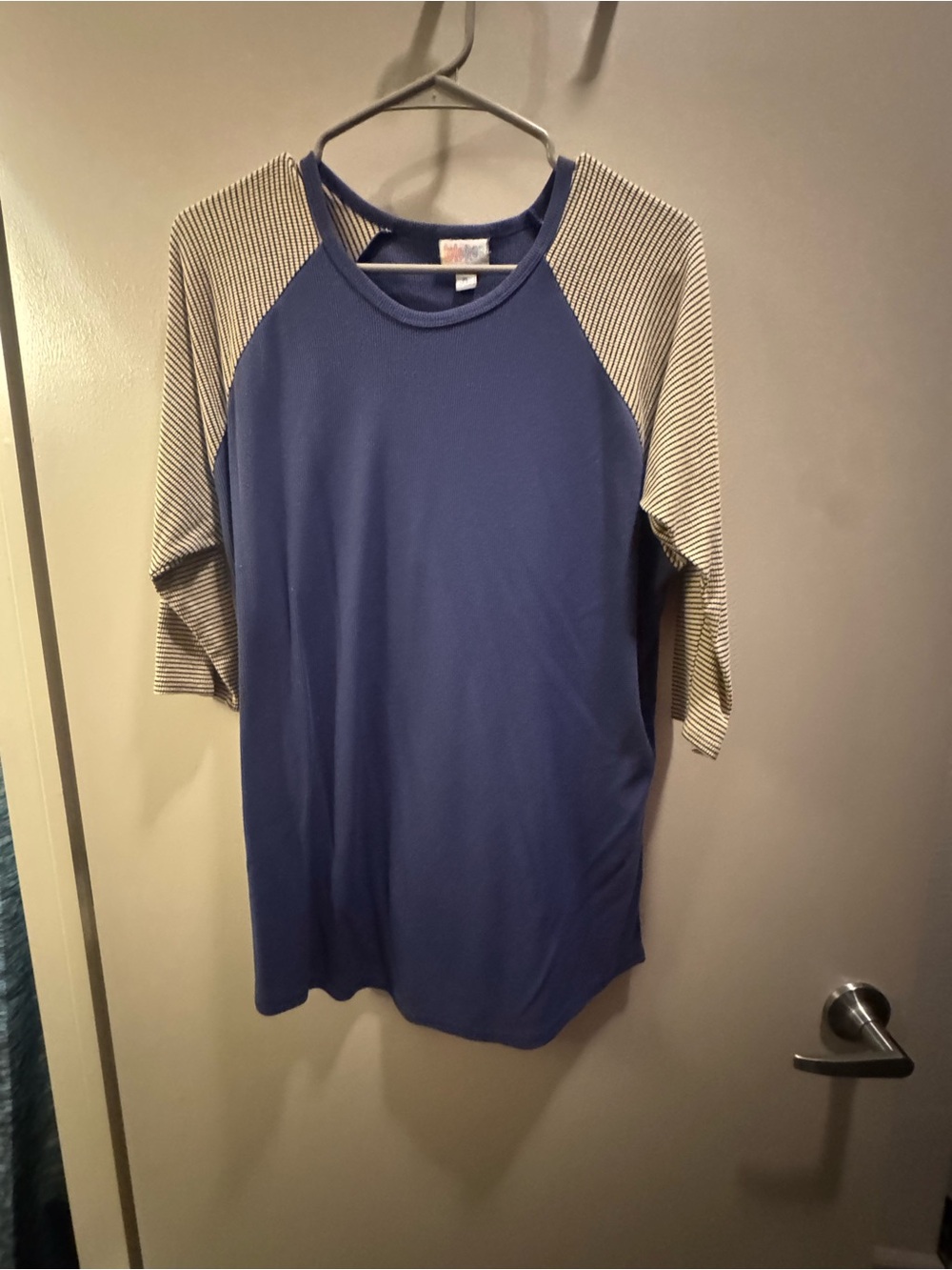 LuLaRoe Navy Raglan Tee with Striped Cream Sleeves